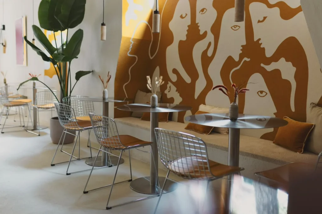 O mural e os materiais do salão traduzem a atenção dedicada à atmosfera da casa.