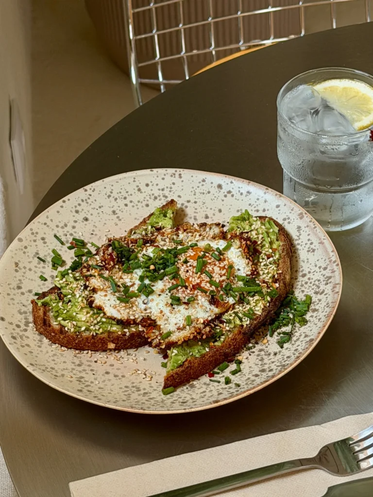 Preparação do cardápio do HŪE, que combina brunch e ingredientes compartilhados entre pratos.