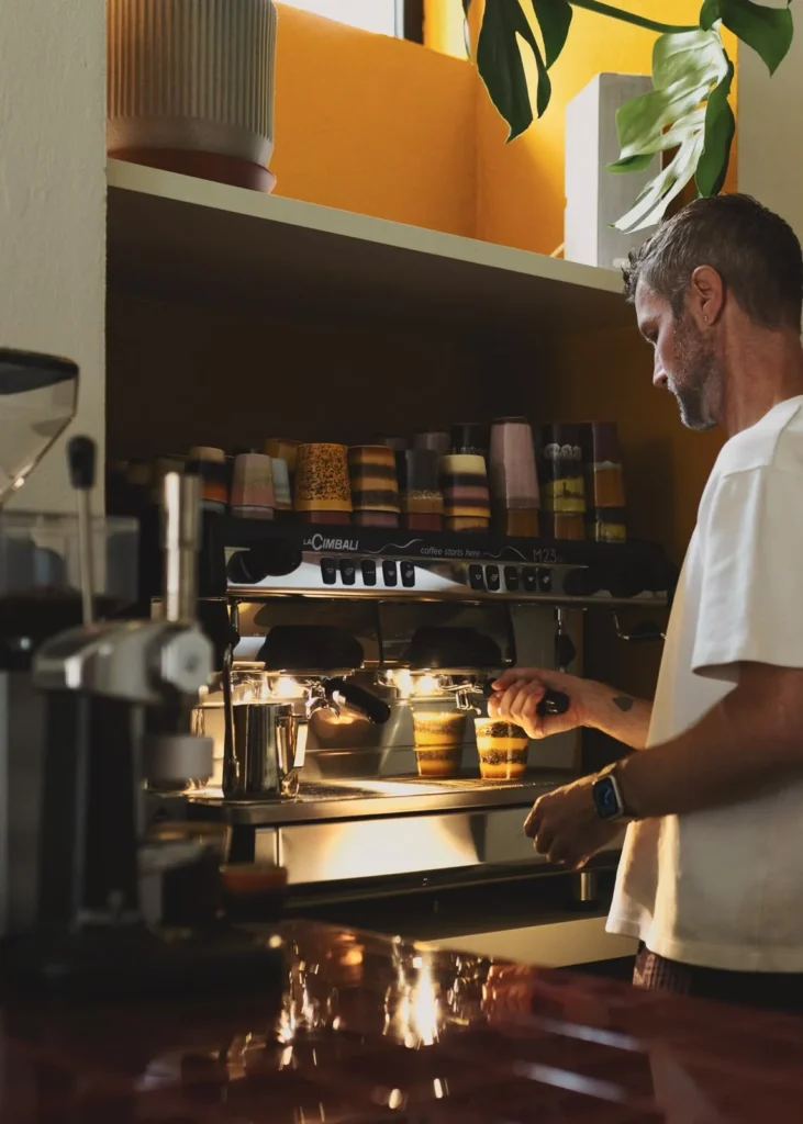 A operação de café faz parte da rotina que sustenta a experiência dos convidados.