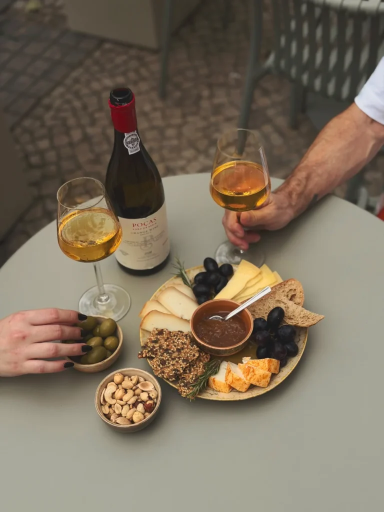 Vinho e pequenas porções compõem o atendimento em outros momentos do dia.